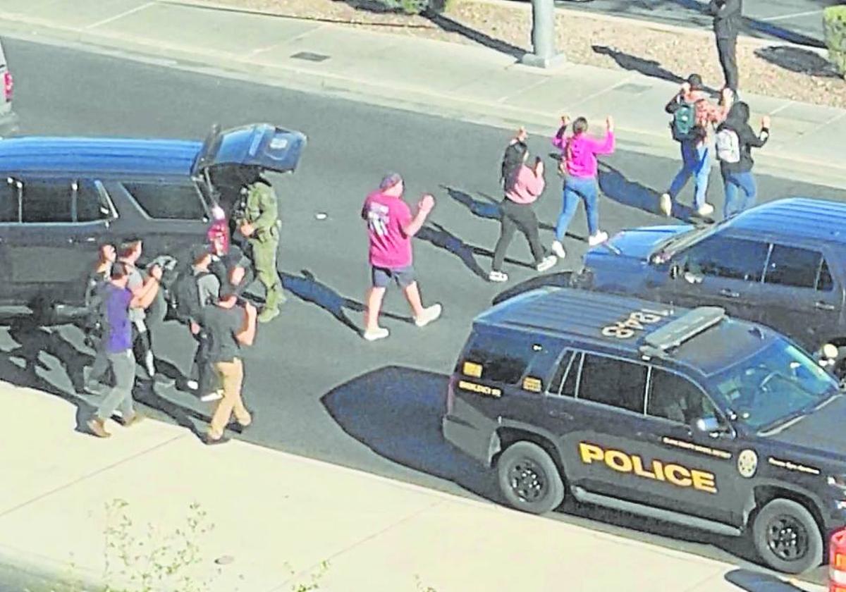 Gente abandona el Campus de Nevada con las manos en alto siguiendo instrucciones de la Policía