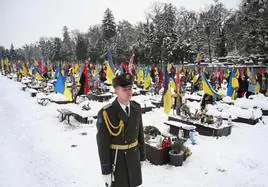 Un guardia de honor junto a las tumbas de los soldados caídos en el Día de las Fuerzas Armadas.