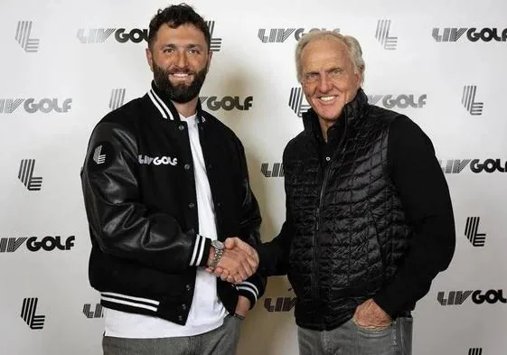 Jon Rahm posa con una chaqueta de LIV Golf junto a Greg Norman, CEO del circuito saudí.