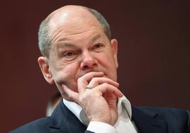 El canciller alemán, Olaf Scholz, hace gestos en el Parlamento federal.