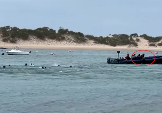 Los migrantes lanzados de una narcolancha en la playa de San Fernando.