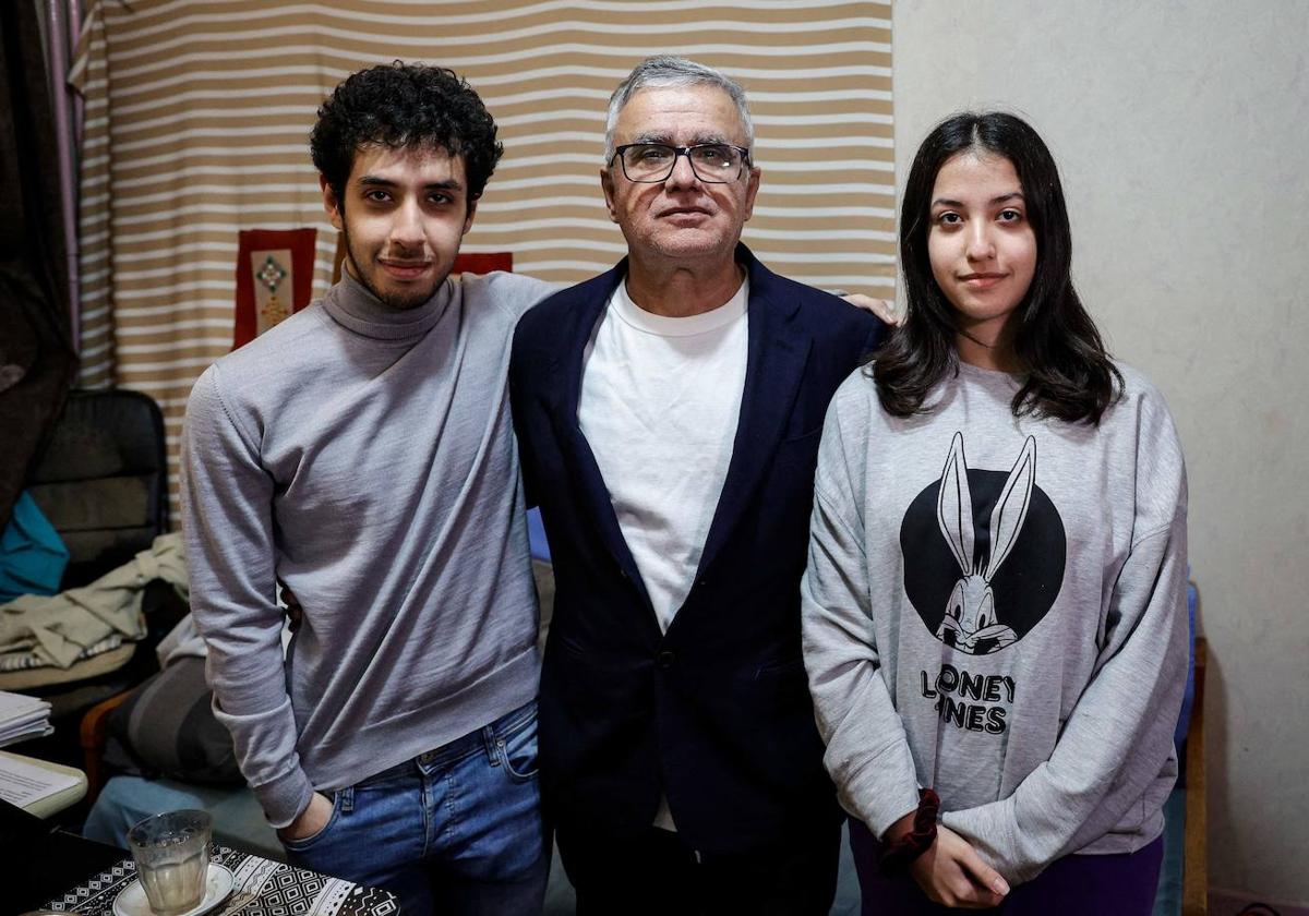 Taghi Rahmani, con sus hijos, con los que recogerá el premio Nobel de la Paz concedido a su mujer.