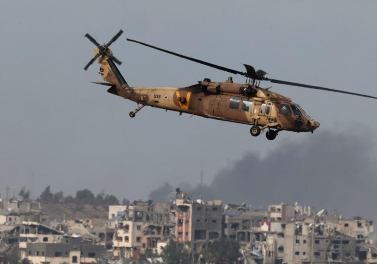 Un helicóptero israelí sobrevuela el sur de la Franja de Gaza, centro ahora de la ofensiva de Tel Aviv.