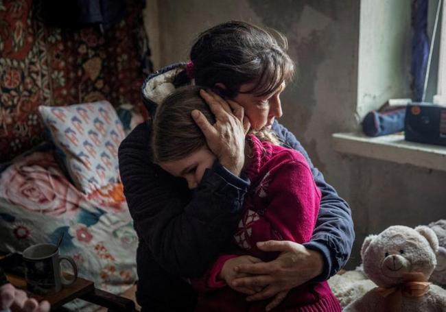 Una abuela abraza a su nieta en Bajmut.