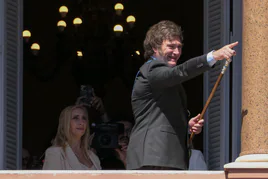 Milei saluda desde la Casa Rosada en su primer día como presidente de Argentina.