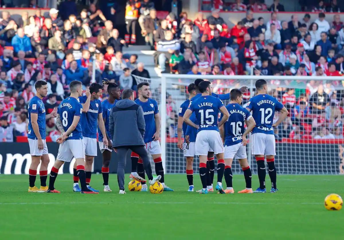 Jugadores del Athletic miran hacia la zona donde estaban atendiendo al aficionado, quien finalmente falleció.