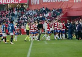 Los futbolistas del Granada y el Athletic se retiran a vestuarios