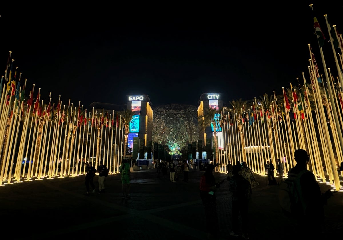 Expo2020 de Dubái por la noche.