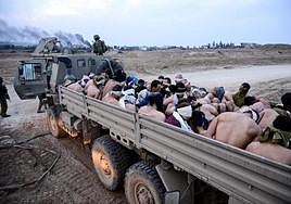 El ejército israelí traslada en un camión, atados, con los ojos vendados y semidesnudos, a los palestinos detenidos.
