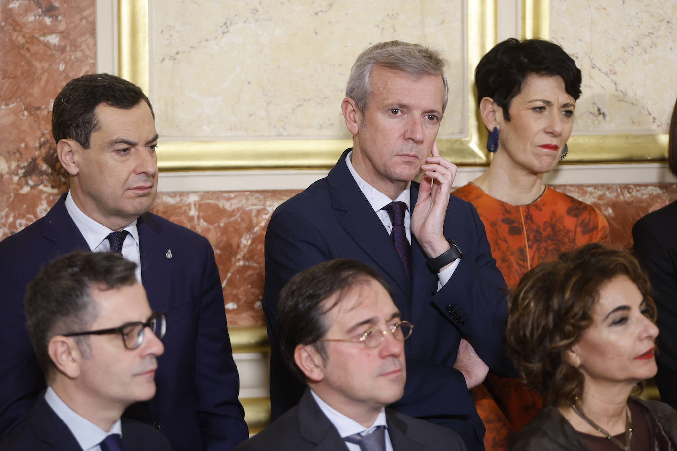 La ministra Montero, el extremo inferior derecho de la foto, con los barones del PP Moreno y Rueda en la fila tras ella el Día de la Constitución.