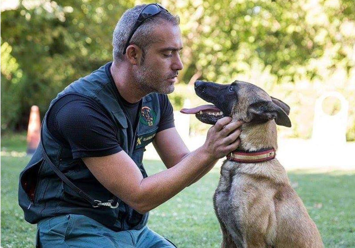 Iván García, con Trinity, una pastora belga malinois, con la que trabajó hasta su fallecimiento hace dos años.