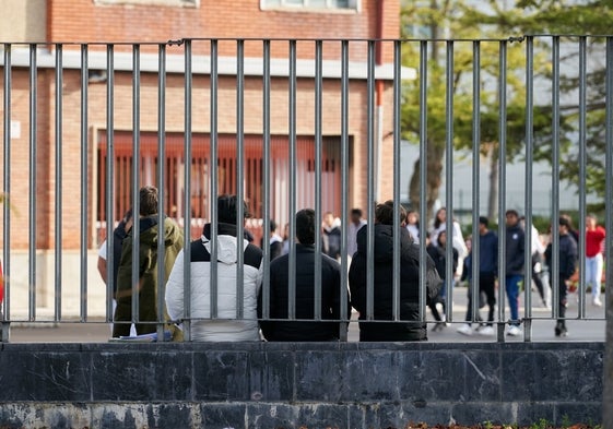 Un grupo de alumnos españoles en el patio de un instituto.