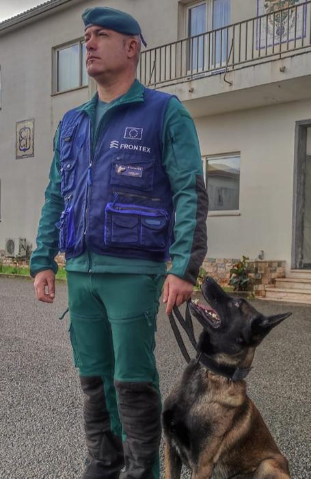 El agente, con su chaqueta de Fronte, en compañía de Nerón, su actual perro operativo.