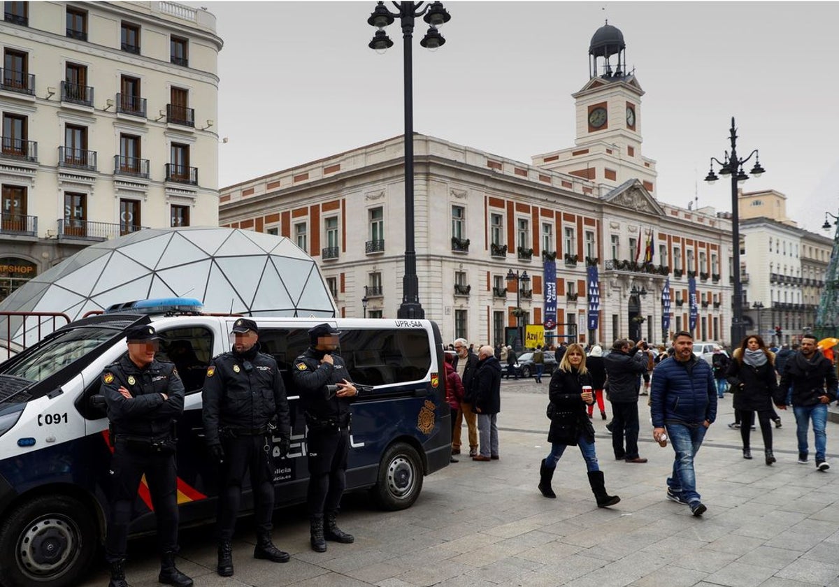 Efectivos policiales patrullan la Puerta del Sol de Madrid, uno de los lugares de mayor aglomeración de personas en Navidades