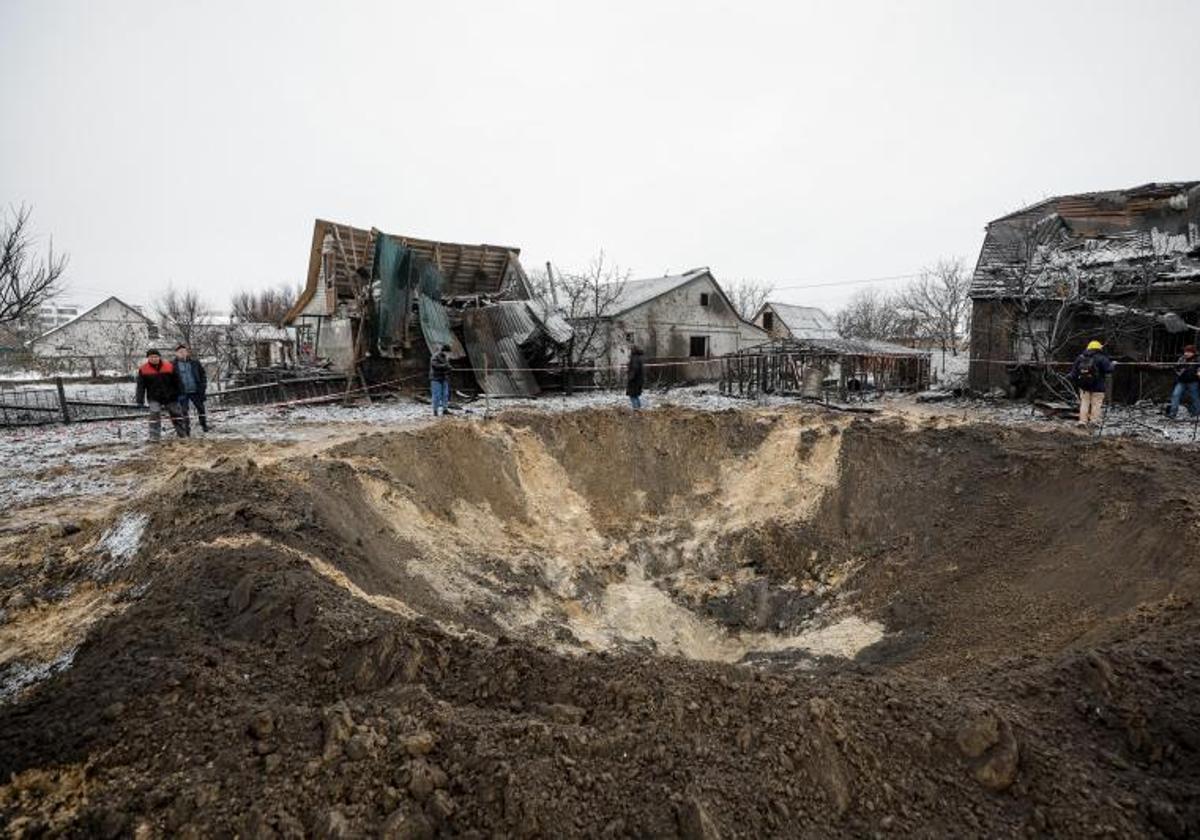 Un cráter en el barrio capitalino de Bórtnichi, en Kiev, tras el ataque con misiles de Rusia.