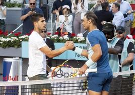 Carlos Alcaraz y Rafa Nadal, en el último partido que disputaron, en 2022 en Madrid.