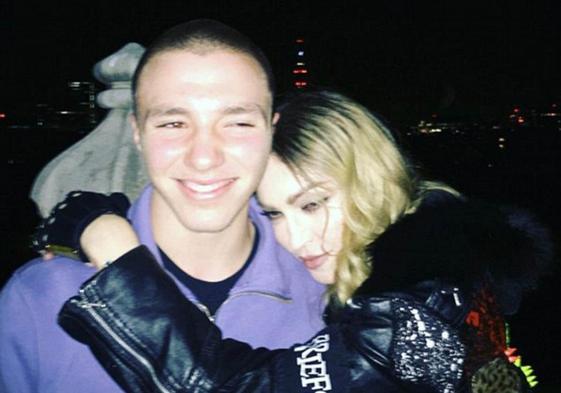 Madonna abraza a su hijo Rocco.