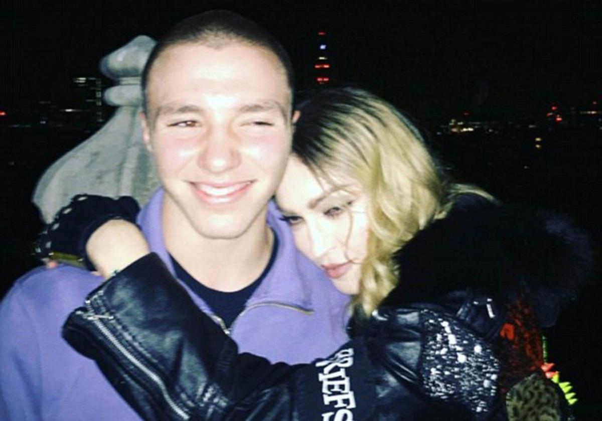 Madonna abraza a su hijo Rocco.