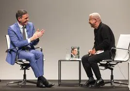 Sánchez este lunes junto al presentador televisivo Jorge Javier Vázquez, en el acto de promoción de su libro 'Tierra firme' en el Círculo de Bellas Artes