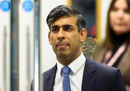 El jefe del Gobierno británico, Rishi Sunak, tras prestar declaración este lunes en la investigación sobre la gestión de la pandemia.