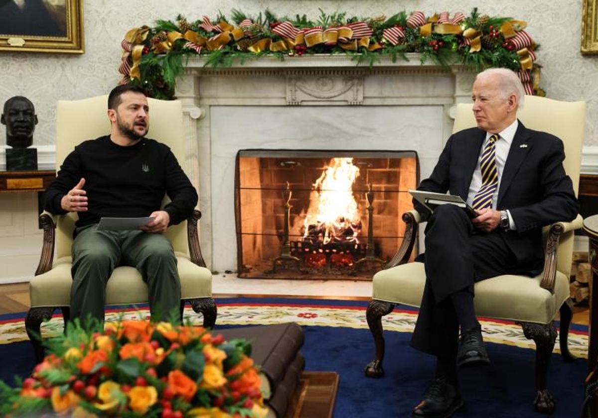 Volodímir Zelenski y Joe Biden conversan este martes en la Casa Blanca.