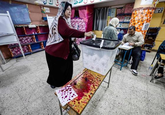 Una mujer vota en El Cairo en el último día de las elecciones.