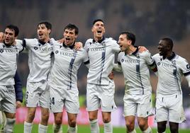 Celebración de los jugadores de la Real tras el valioso empate en el Giuseppe Meazza.
