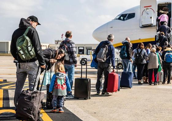 Imagen de pasajeros accediendo a un avión.