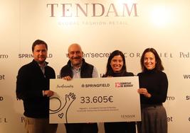 Responsables de la ONG Sonrisas de Bombay con el cheque recibido del plan Involucrados, de Tendam, para su proyecto de parvularios en la ciudad india.