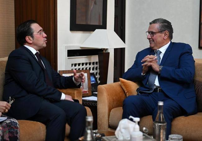 José Manuel Albares durante su encuentro en Rabatcon el primer ministro marroquí, Aziz Akhannouch.