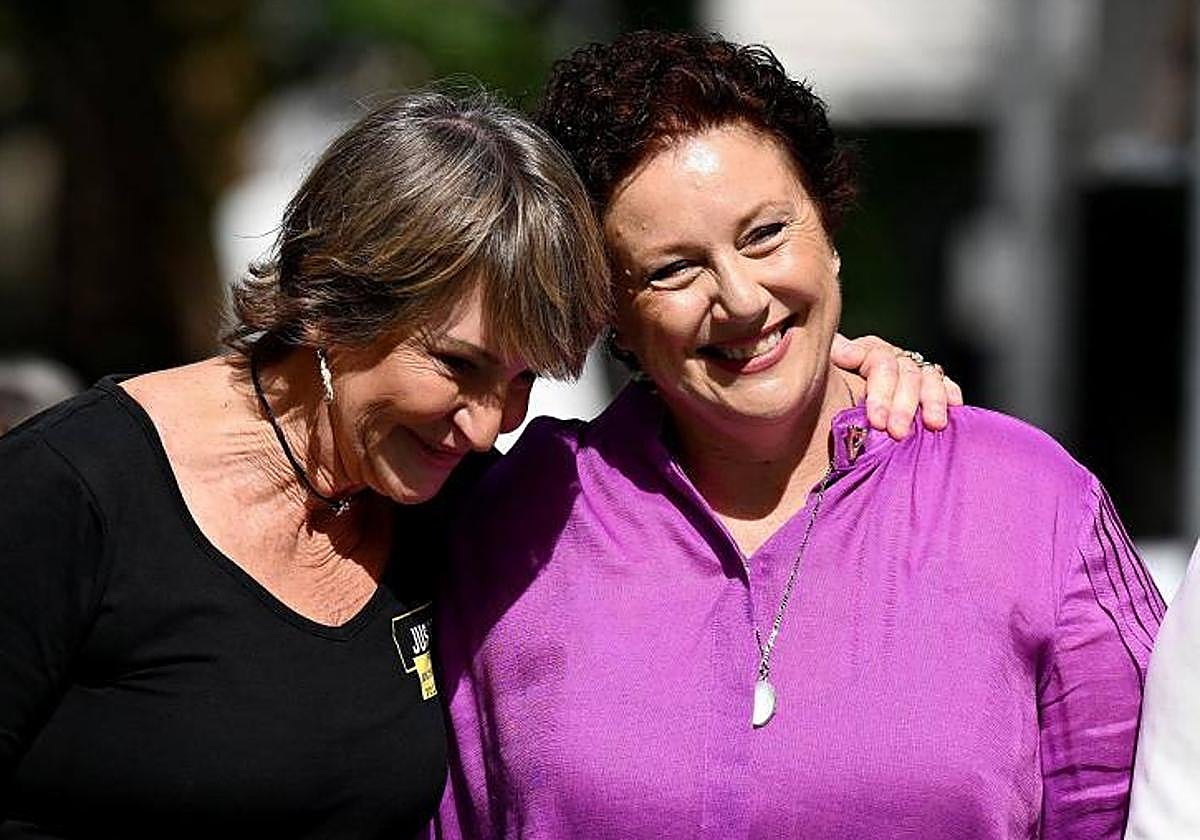 Kathleen Folbigg (derecha) y su amiga Tracy Chapman (izquierda) llegan este jueves al Tribunal de Apelación Penal de Nueva Gales del Sur en Sydney, Australias.