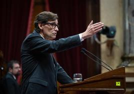 Salvador Illa, líder del PSC, interviene en el Parlament.