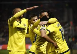 Los jugadores del Villarreal celebran el gol de Parejo.