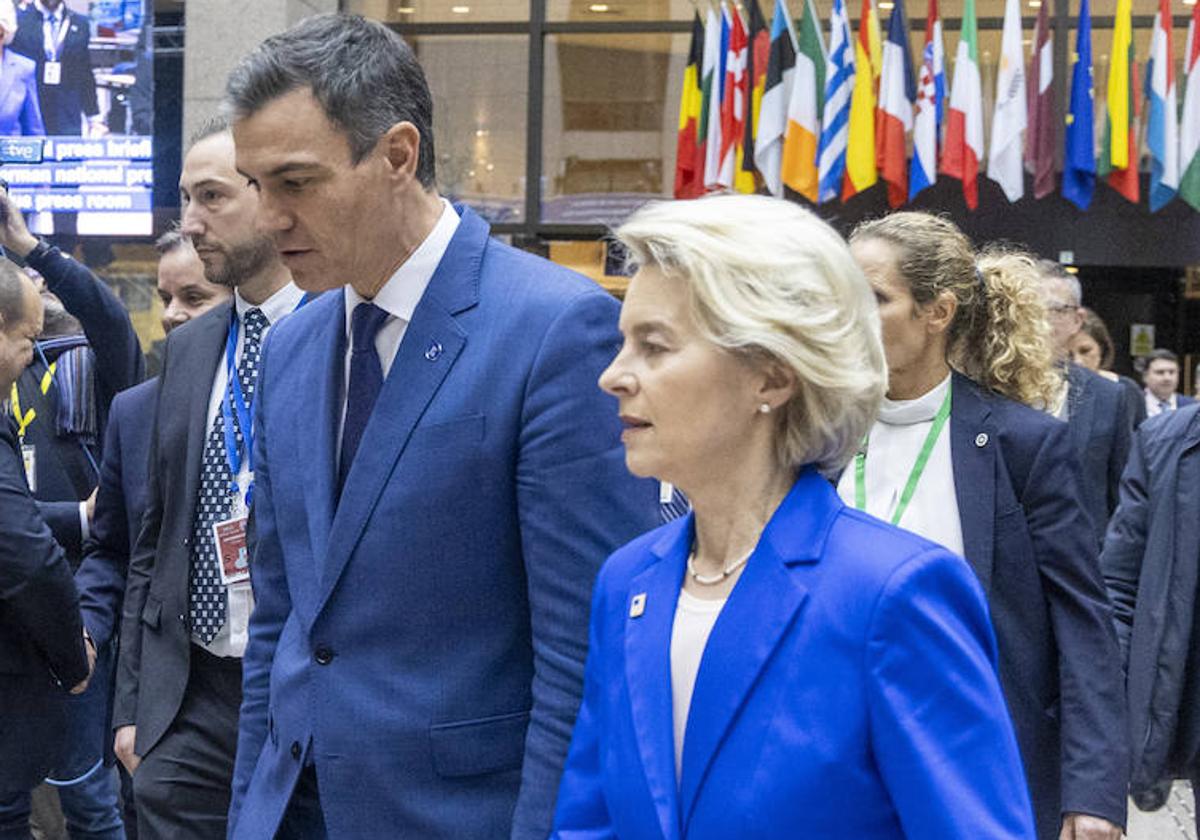 El presidente del Gobierno de España, Pedro Sánchez, y la presidenta de la Comisión Europea, Ursula von der Leyen, a su llegada a una rueda de prensa conjunta.