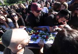 Familiares y amigos lloran durante el funeral de Eden Zacharia, una rehén de Hamás, cuyo cadáver fue recuperado en Gaza