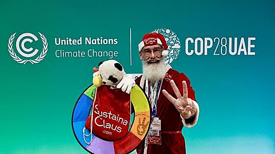 Carritos de golf en el desierto y un Papá Noel agorero, la COP28 que no se ve