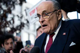 Rudy Giuliani se dirige a los periodistas tras conocer la decisión judicial.