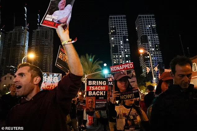 Manifestación en Tel Aviv pidiendo el «regreso seguro» de los cautivos tras extenderse la noticia de la muerte de los tres rehenes.