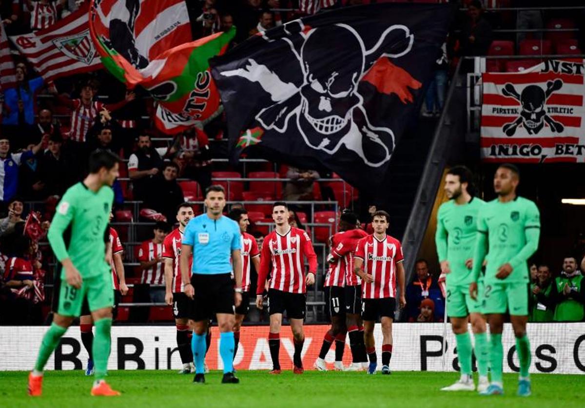 Contraste entre la celebración del Athletic y el lamento del Atlético.