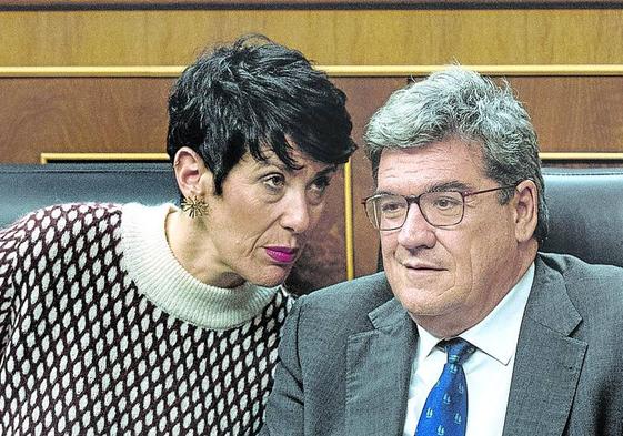 La ministra de Seguridad Social, Elma Saiz, con su antecesor, José Luis Escrivá.