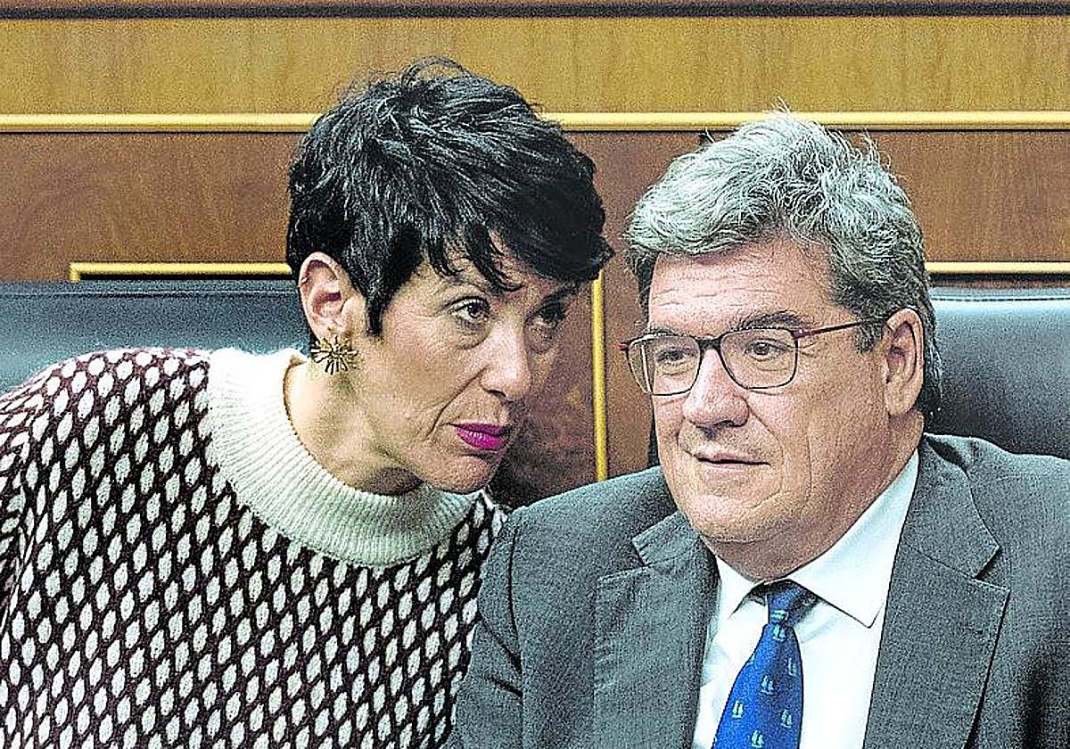 La ministra de Seguridad Social, Elma Saiz, con su antecesor, José Luis Escrivá.