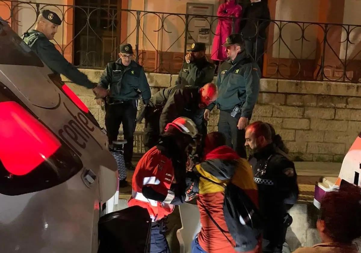 Imagen principal - )Imágenes de los dos trenes afectados y pasajeros en la estación de El Chorro. 