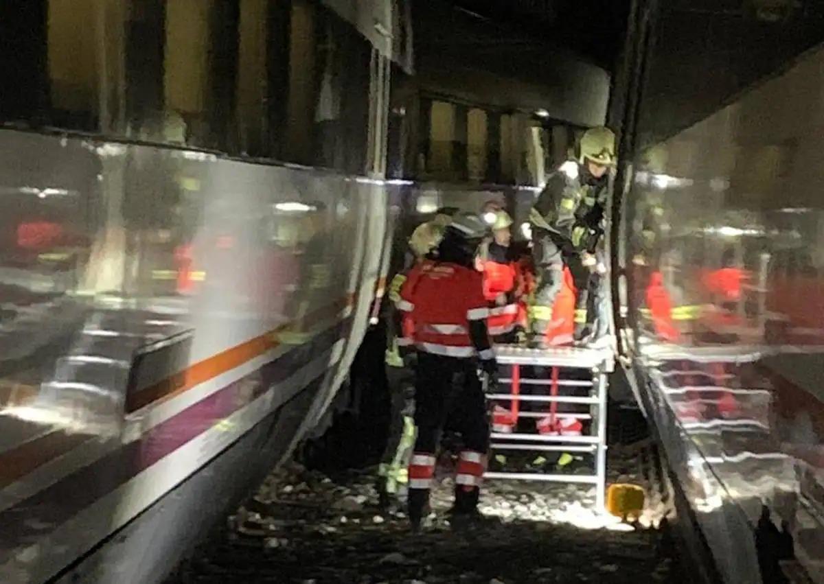 Imagen secundaria 1 - )Imágenes de los dos trenes afectados y pasajeros en la estación de El Chorro. 