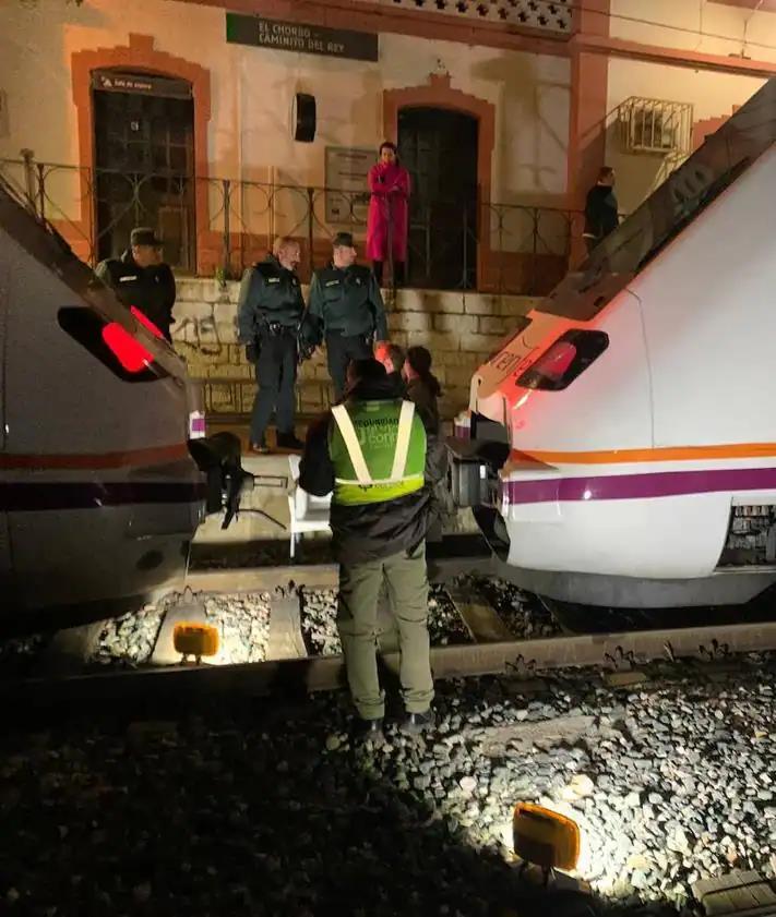 Imagen secundaria 2 - )Imágenes de los dos trenes afectados y pasajeros en la estación de El Chorro. 