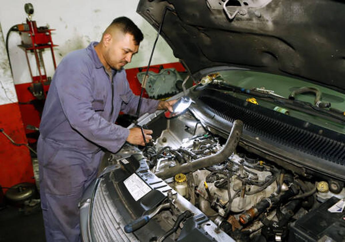 Mecánico en un taller de reparación de automóviles.