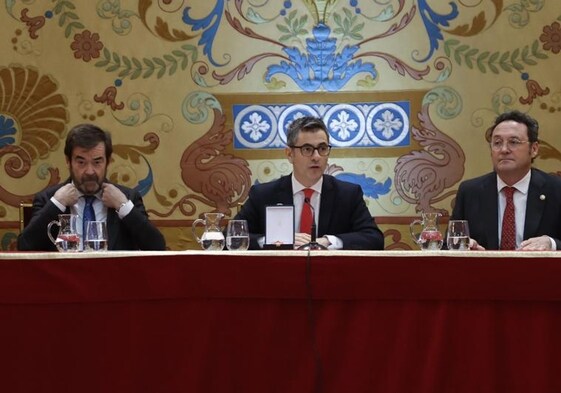 El ministro de Presidencia y Justicia Félix Bolaños acompañado del fiscal general Álvaro García Ortiz y de Vicente Guilarte, presidente interino del CGPJ, en el acto de este lunes.