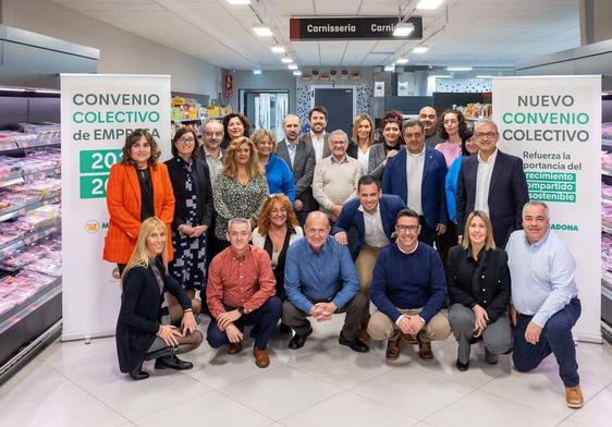 Representantes de UGT, de CCOO, del Sindicato Independiente y de Mercadona en elCentro de Coinnovación Jarrods en Paterna, Valencia.