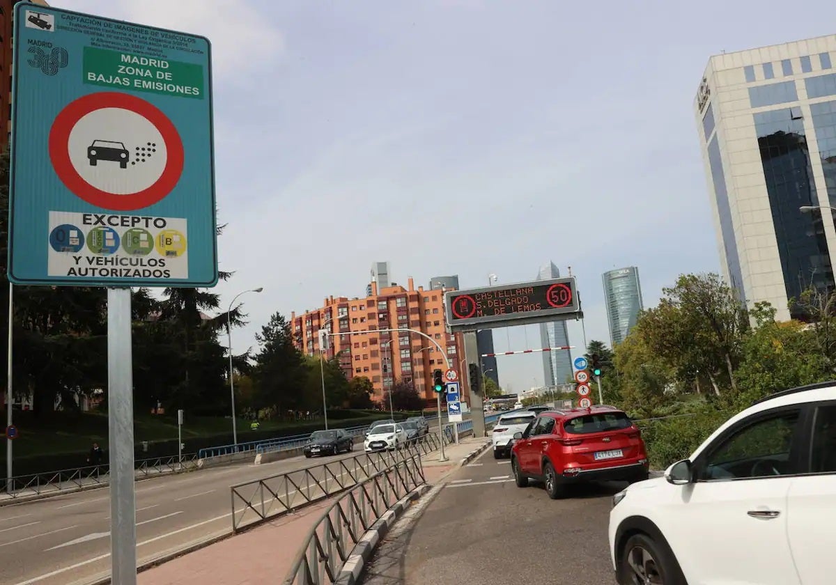 Los distintivos ambientales de la DGT serán obligatorios en Madrid a partir  de mañana