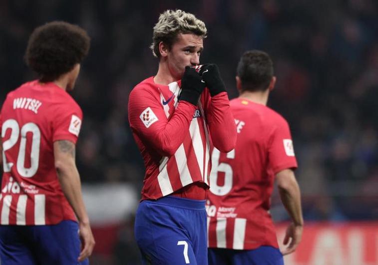 Griezmann besa el escudo del Atlético tras su segundo gol.