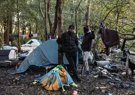 Un grupo de migrantes acampado en la localidad francesa de Calais.
